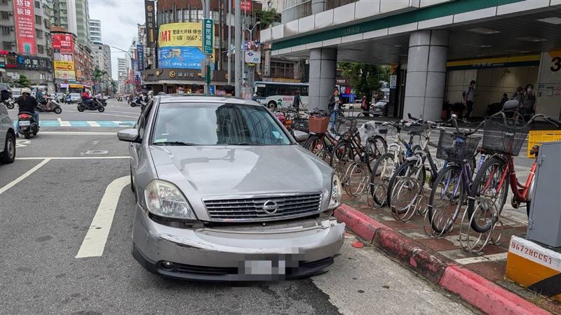 警方正在偵辦一起毒品案件，1名嫌犯跳車落跑、汽車衝撞人行道。（圖／翻攝畫面）