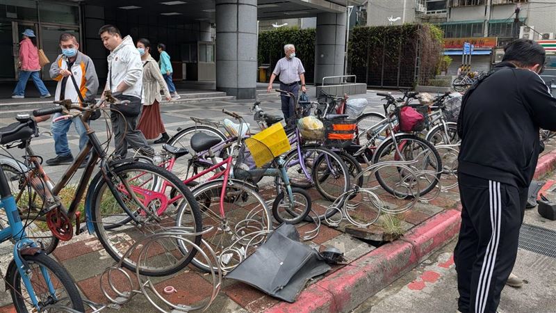 警方正在偵辦一起毒品案件，1名嫌犯跳車落跑、汽車衝撞人行道。（圖／翻攝畫面）