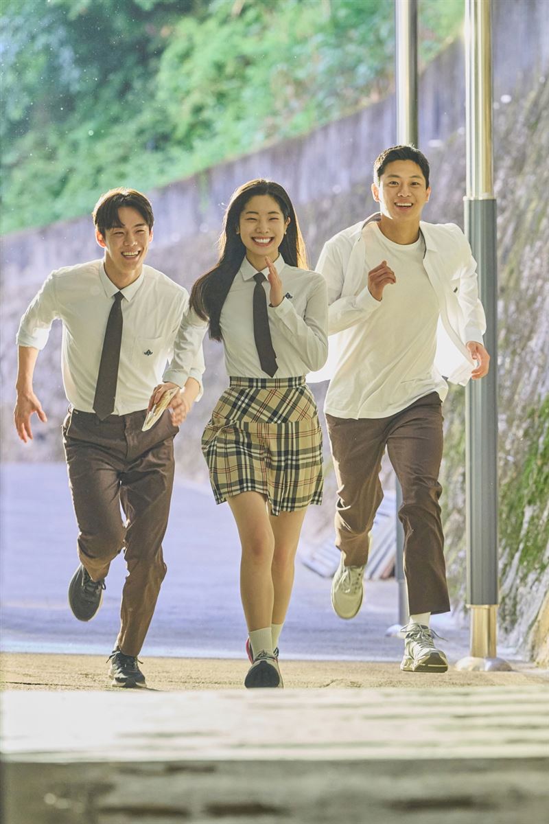 尹書彬、多賢、李信盈（左起）共同加入高中田徑隊 ，青春能量滿滿。（圖／原創娛樂提供）