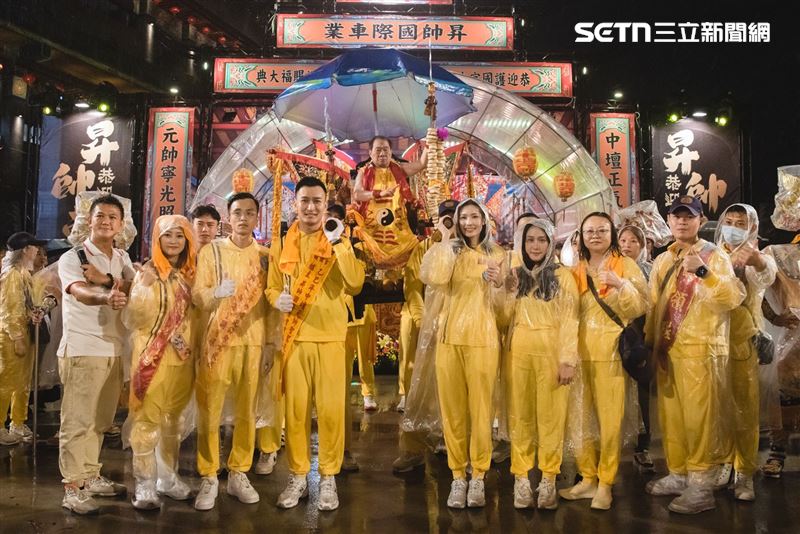 桃園護國宮太子爺至爐主紅壇感動畫面。(圖/桃園護國宮提供)