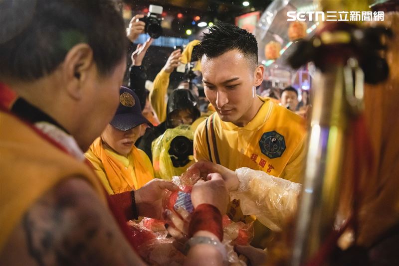 青年才俊值年爐主陳冠樺迎桃園護國宮太子爺。(圖/桃園護國宮提供)