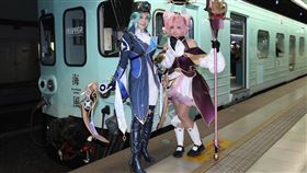 高人氣coser喵少（左）藍裝扮演葉娜肉肉粉妝扮演愛麗絲角色出席記者會。（圖／Garena傳說對決提供）   