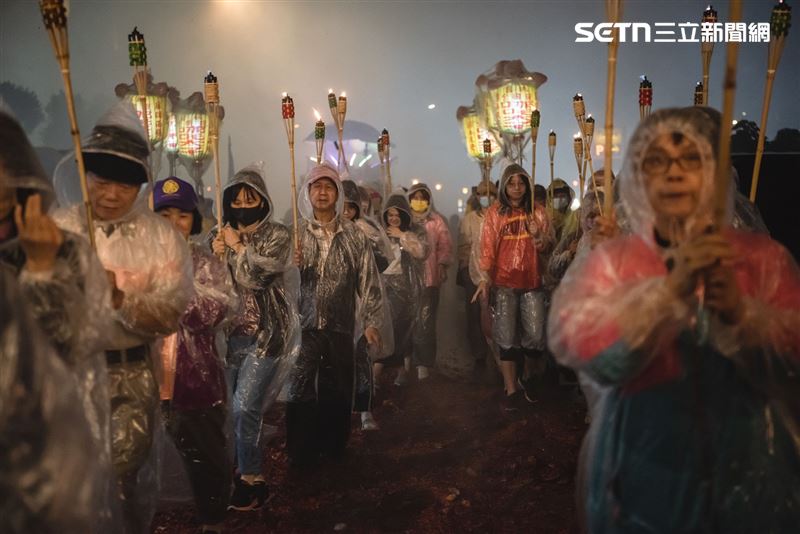眾人無畏風雨追隨太子爺。(圖/桃園護國宮提供)
