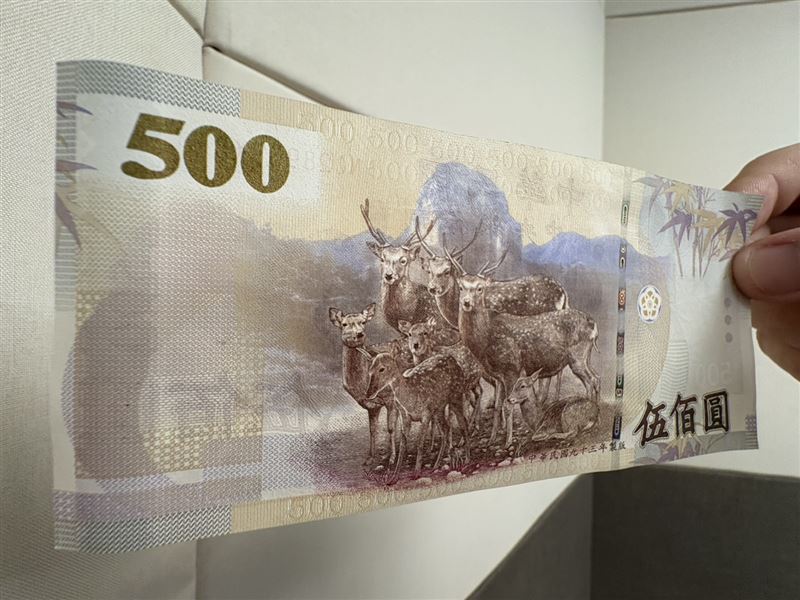 中央銀行總裁楊金龍表示,500元鈔券一定會改,因生態意象已經不同,將由新台幣鈔券主題諮詢委員會決定500元新圖樣。(圖/記者王文承攝影)