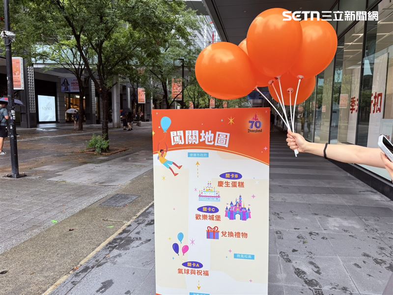 免費領取的迪士尼主題氣球。（圖／記者李育道攝影）
