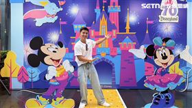 慶祝「加州迪士尼樂園70週年」，今（24）日旅遊平台Klook為在信義區微風松高前廣場推出限時3天的「加州迪士尼樂園70週年快閃體驗」，打造5大主題區域，從歡樂城堡、巨型慶生蛋糕到拍貼機、主題氣球與行動車，讓民眾不出國也能感受美式樂園氛圍，還有好禮可以拿。（圖／記者李育道攝影）