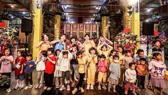 小朋友甜喊我最愛太子爺!yoyo家族首度在桃園護國宮大殿上與小朋友遊戲互動超歡樂。（圖／桃園護國宮提供）