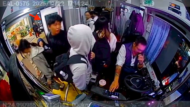 有學生打抱不平，下車前嗆「你錢都不會算，這輩子就這樣了」，劉男追下車開扁。（圖／翻攝畫面）
