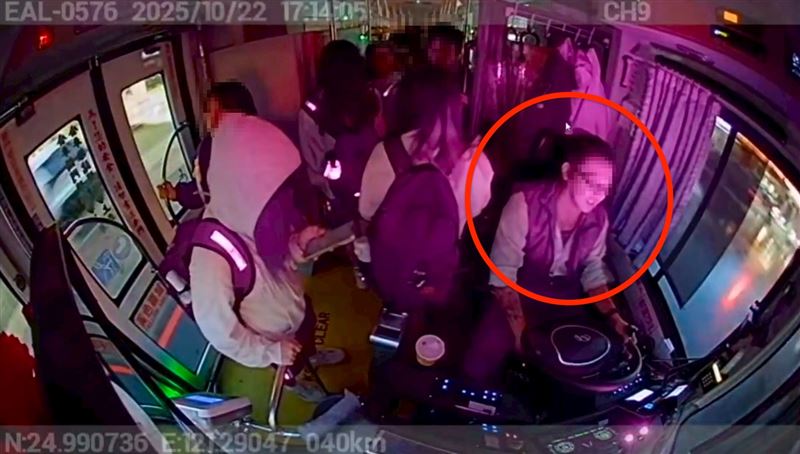 劉姓司機邊開車邊講話，還說「做功德你知道嗎？我很少跟低能兒講話」。（圖／翻攝畫面）