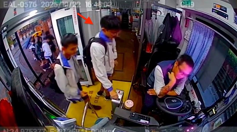 學生上車投錢，卻被質疑少投5塊錢，埋下導火線。（圖／翻攝畫面）