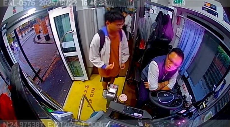 被質疑少投錢的學生和司機解釋，最後自請下車。（圖／翻攝畫面）