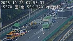 國道一號桃園內壢段發生貨櫃車與休旅車追撞事故。（圖／翻攝畫面）