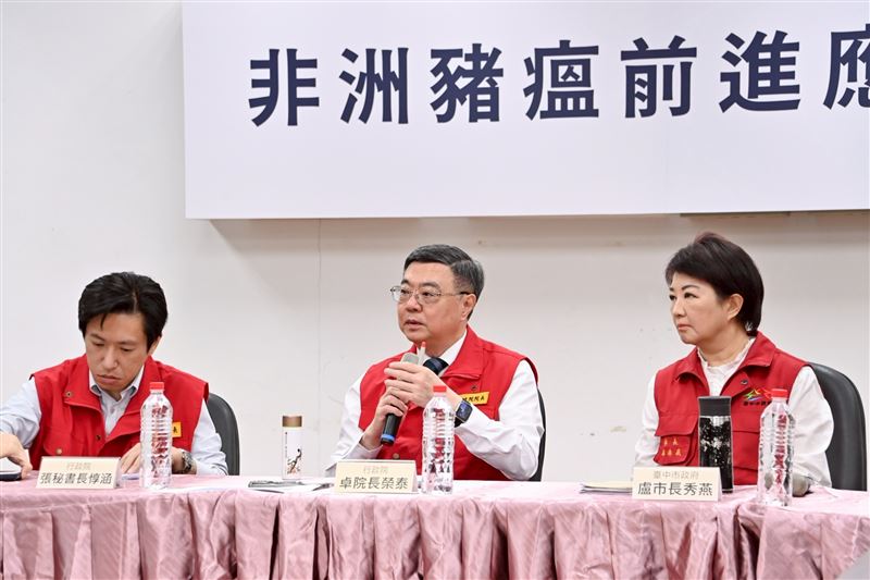 行政院長今(23)日視導非洲豬瘟前進應變所，與台中市長盧秀燕同台。（圖／行政院提供）