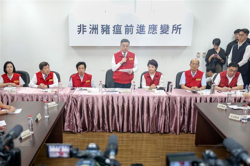 行政院長今(23)日視導非洲豬瘟前進應變所，與台中市長盧秀燕同台。（圖／行政院提供）