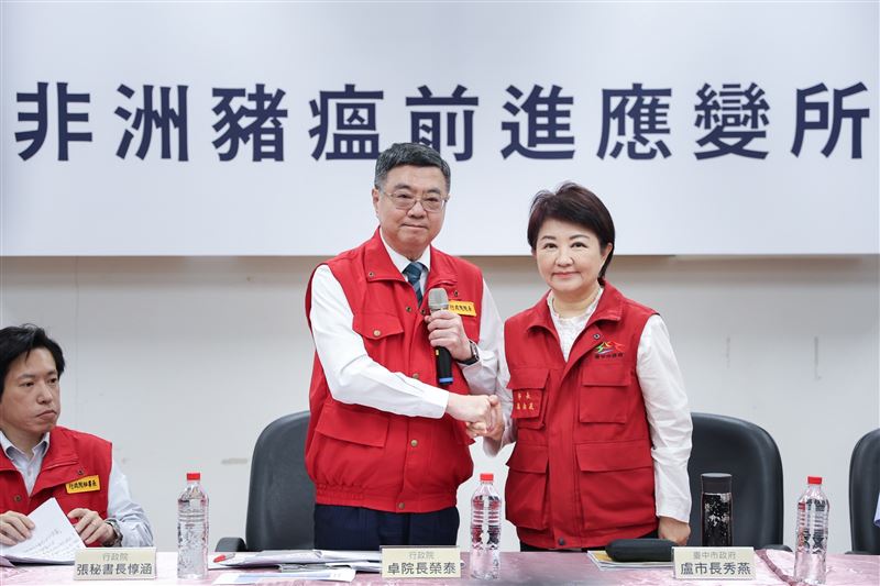 行政院長今(23)日視導非洲豬瘟前進應變所，與台中市長盧秀燕同台。（圖／行政院提供）