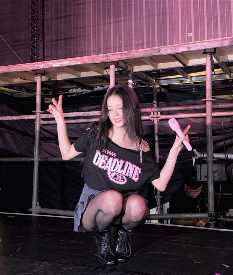 Jisoo發出一系列在世運主場館後台拍的美照。（圖／翻攝自IG @sooyaaa__）