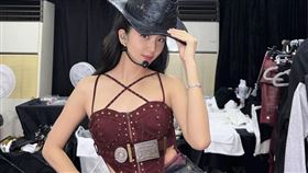 Jisoo發出一系列在世運主場館後台拍的美照。（圖／翻攝自IG @sooyaaa__）