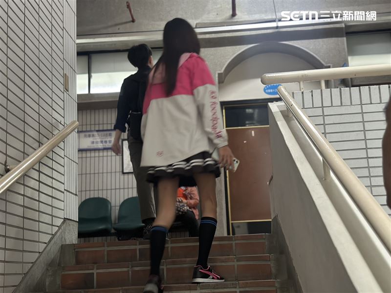 自稱「yuki」的許男，開庭穿水手服及foodpanda外套現身。（圖／翻攝畫面）