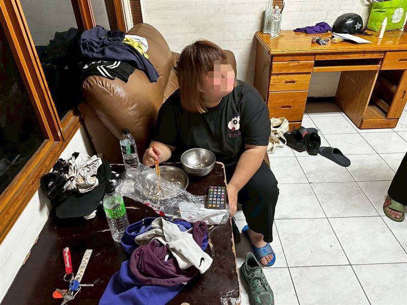 我只要媽媽陪我長大！桃園一位單親媽打零工突然癌末，孝順的一雙有身心障愛的姊弟無奈棄學打工救母。（圖／《愛的延續》公益協會提供）