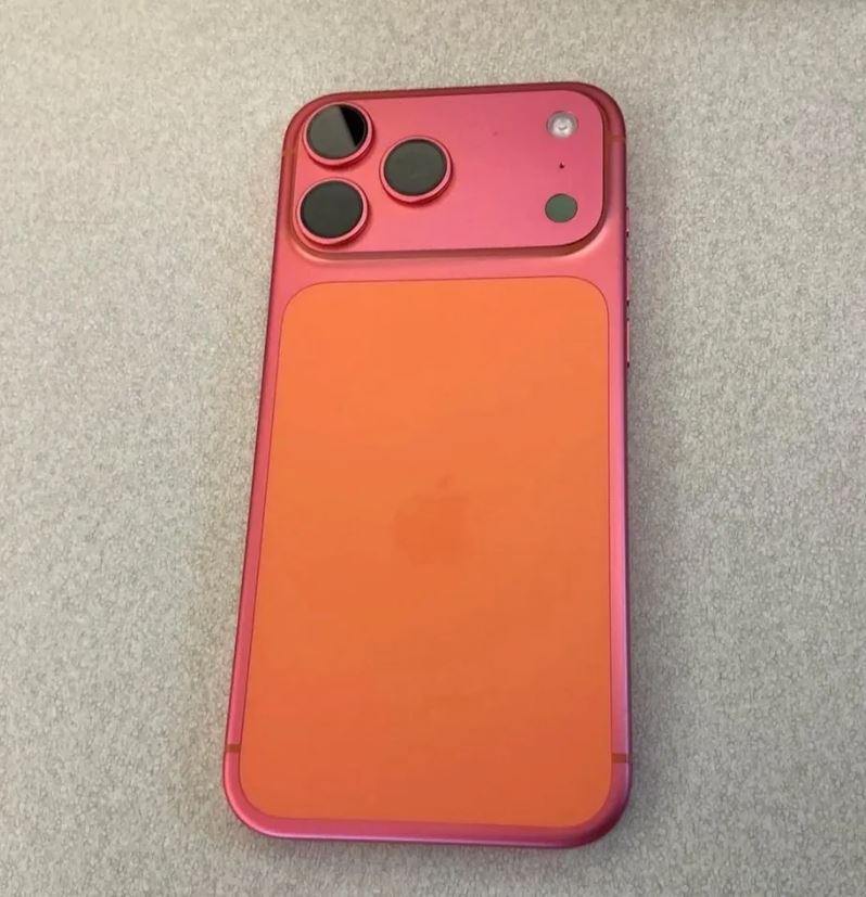有網友分享自己的iPhone 17 Pro Max橘色褪成粉紅色。（圖／翻攝reddit/DakAttack316）