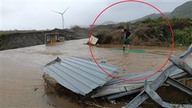 新北,林口,郵務車,滅頂,淹水,嘉寶溪。（圖／翻攝畫面）