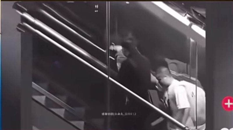 疑似于朦朧走路一拐一拐明顯腳已經受傷。（圖／翻攝自TikTok）