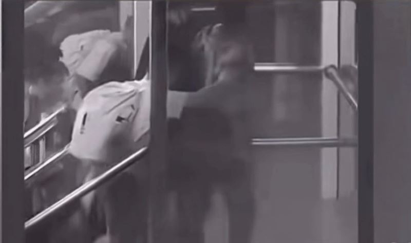 深色衣物男子被逼著往上樓走，不過腳步蹣跚。（圖／翻攝自TikTok）