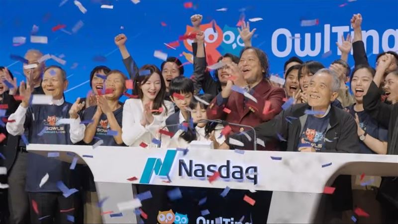 奧丁丁母公司 OBOOK Holdings 在美國納斯達克敲鐘掛牌，奧丁丁創辦人王俊凱帶著親朋好友全場歡呼彩帶飛舞，象徵台灣區塊鏈企業登上國際舞台。未料6天從漲到觸及熔斷到暴跌成雞蛋水餃股，落差91%，市場全傻眼！（圖／翻攝自FB平台 @奧丁丁）