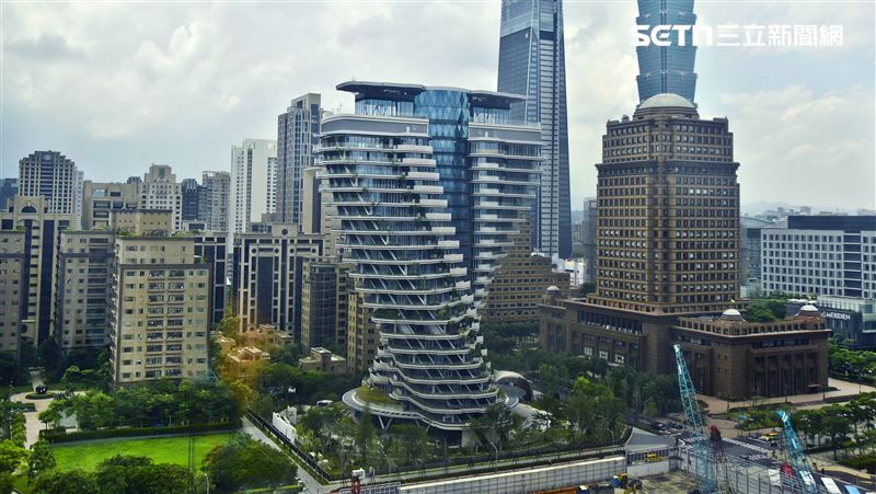 知名旋轉陶朱隱園17樓賣出,單價逾393萬,顏炳立指出,買家是買到賺到,估計後續還會創出更高價。(圖/資料照)