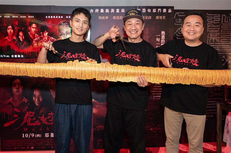 《泥娃娃》票房創佳績，西門威秀影城打造主題場景，監製陳亮材、演員陳為民及李冠毅剪綵揭幕。（圖／天予電影提供）
