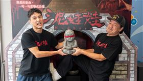陳為民、李冠毅在電影開場互推神秘泥偶，最後泥偶摔破釋放裡面的邪靈。（圖／天予電影提供） 
