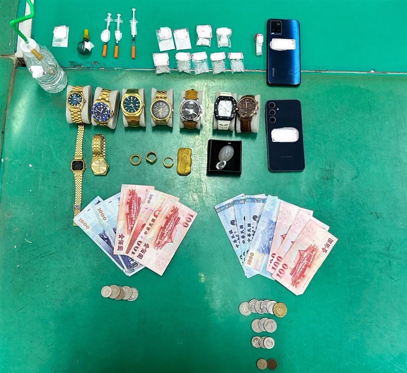 警方查獲多款名錶、現金、戒指等證物。（圖／翻攝畫面）