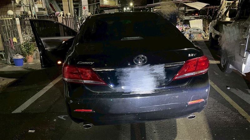 潘姓竊嫌駕駛排氣量3500c.c的日系轎車一路逃逸被成功攔截，所幸沒有造成傷亡。（圖／翻攝畫面）