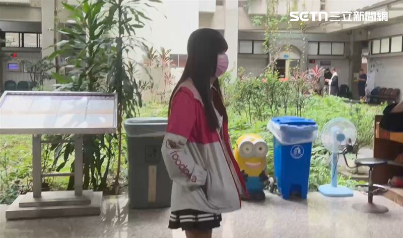 許男穿水手服出庭，指控檢方二次起訴，拒絕認罪。（圖／翻攝畫面）