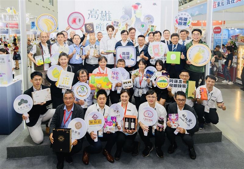 高雄國際食品展盛大登場，市長陳其邁與全體攤商合影。(圖／高雄市政府提供)