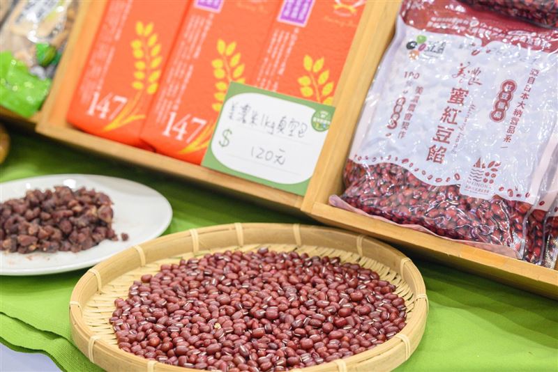 美濃區農會推出無使用落葉劑的蜜紅豆餡，嚴選源自日本最高級紅豆品種大納言品系的高雄九號，以最新科技去除紅豆苦澀味，保留香氣及營養。(圖／高雄市政府提供)