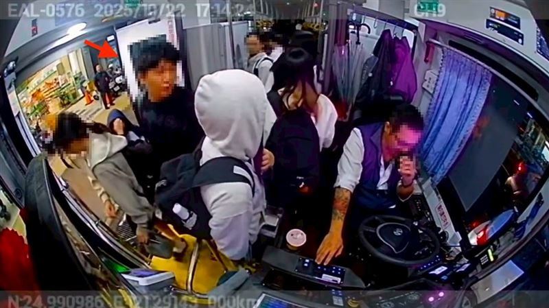 其他學生打抱不平，下車前嗆「你錢都不會算，這輩子就這樣了」，公車司機追下車開扁。（圖／翻攝畫面）