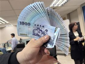 央行宣布啟動新台幣鈔券改版，為24年來首度調整，預計2年半後推出新版，導入高階防偽技術與永續製程。立委質疑浪費資源，央行強調改版關乎國家幣信與交易安全，現金仍為不可取代的支付工具，改版不涉政治、也非跟不上時代，而是超前部署。（圖／記者師瑞德攝影）