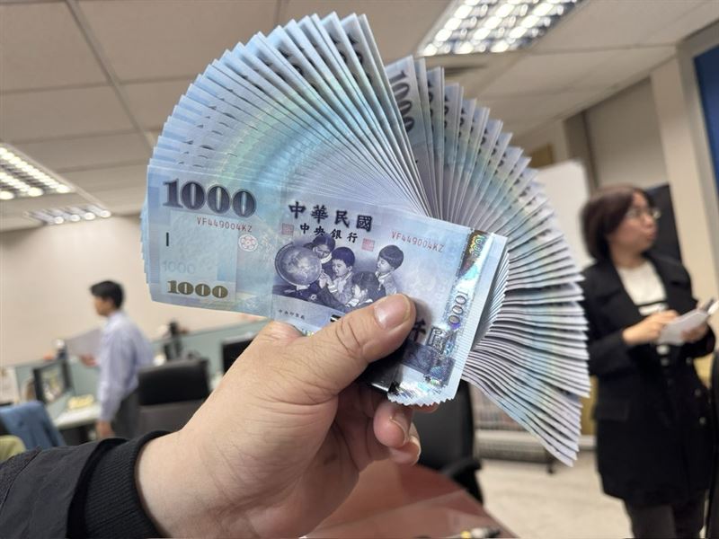 央行宣布啟動新台幣鈔券改版，為24年來首度調整，預計2年半後推出新版，導入高階防偽技術與永續製程。立委質疑浪費資源，央行強調改版關乎國家幣信與交易安全，現金仍為不可取代的支付工具，改版不涉政治、也非跟不上時代，而是超前部署。（圖／記者師瑞德攝影）