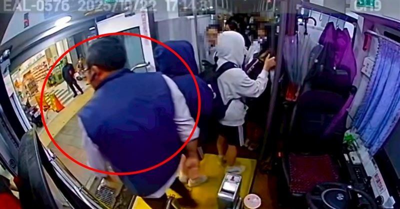 其他學生打抱不平，下車前嗆「你錢都不會算，這輩子就這樣了」，公車司機追下車開扁。（圖／翻攝畫面）