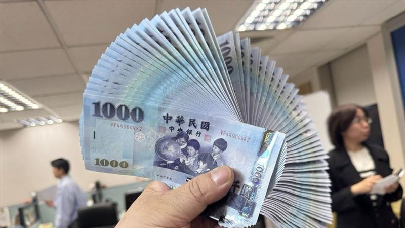 央行宣布啟動新台幣鈔券改版，為24年來首度調整，預計2年半後推出新版，導入高階防偽技術與永續製程。立委質疑浪費資源，央行強調改版關乎國家幣信與交易安全，現金仍為不可取代的支付工具，改版不涉政治、也非跟不上時代，而是超前部署。（圖／記者師瑞德攝影）