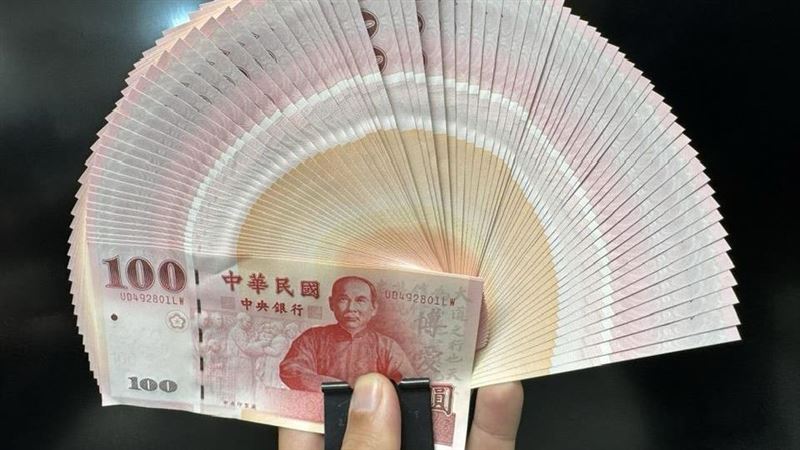 央行宣布啟動新台幣鈔券改版，為24年來首度調整，預計2年半後推出新版，導入高階防偽技術與永續製程。立委質疑浪費資源，央行強調改版關乎國家幣信與交易安全，現金仍為不可取代的支付工具，改版不涉政治、也非跟不上時代，而是超前部署。（圖／記者師瑞德攝影）