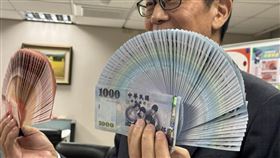 央行宣布啟動新台幣鈔券改版，為24年來首度調整，預計2年半後推出新版，導入高階防偽技術與永續製程。立委質疑浪費資源，央行強調改版關乎國家幣信與交易安全，現金仍為不可取代的支付工具，改版不涉政治、也非跟不上時代，而是超前部署。（圖／記者師瑞德攝影）