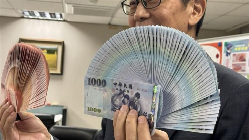 央行宣布啟動新台幣鈔券改版，為24年來首度調整，預計2年半後推出新版，導入高階防偽技術與永續製程。立委質疑浪費資源，央行強調改版關乎國家幣信與交易安全，現金仍為不可取代的支付工具，改版不涉政治、也非跟不上時代，而是超前部署。（圖／記者師瑞德攝影）