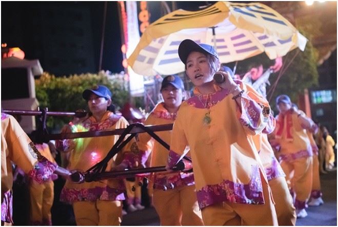 抖音知名網紅「水果小公主」范紫緹最無助時得到太子爺幫助,五天扛轎回饋感恩。(圖/桃園護國宮陳乃瑋攝影)