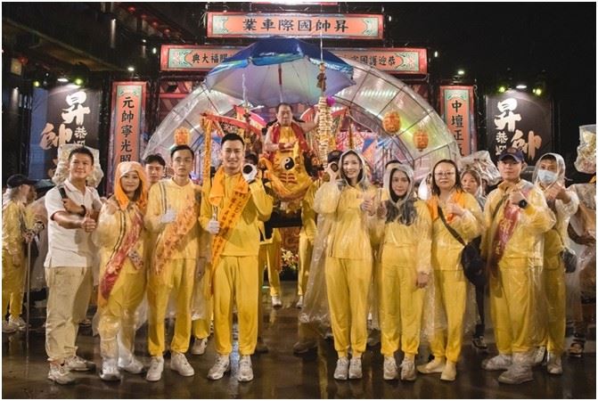 爐主壇陳冠樺率領一家三代與公司夥伴接駕。(圖/桃園護國宮陳乃瑋攝影)