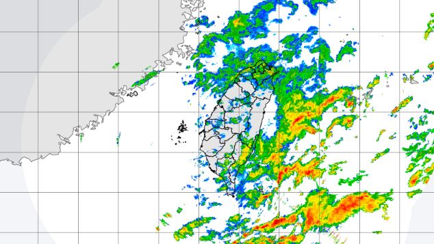 天氣風險表示，明日北部至東部仍維持陰有陣雨天氣，局部有大雨至豪雨發生的機會。（圖／翻攝自中央氣象署）