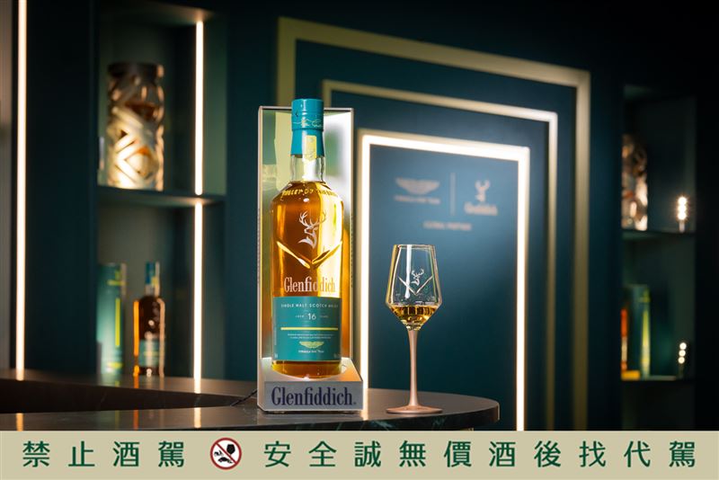 格蘭菲迪Club 1959快閃店首度登台,限量展售「格蘭菲迪16年單一麥芽蘇格蘭威士忌Aston Martin Formula One® Team聯名款」。(圖/品牌業者提供)
