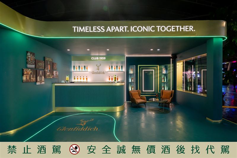 Club 1959 快閃店空間以英倫綠、紳士金為主調,呼應賽車塗裝與威士忌金液的光澤,體現兩大品牌跨越領域的工藝共鳴。(圖/品牌業者提供)