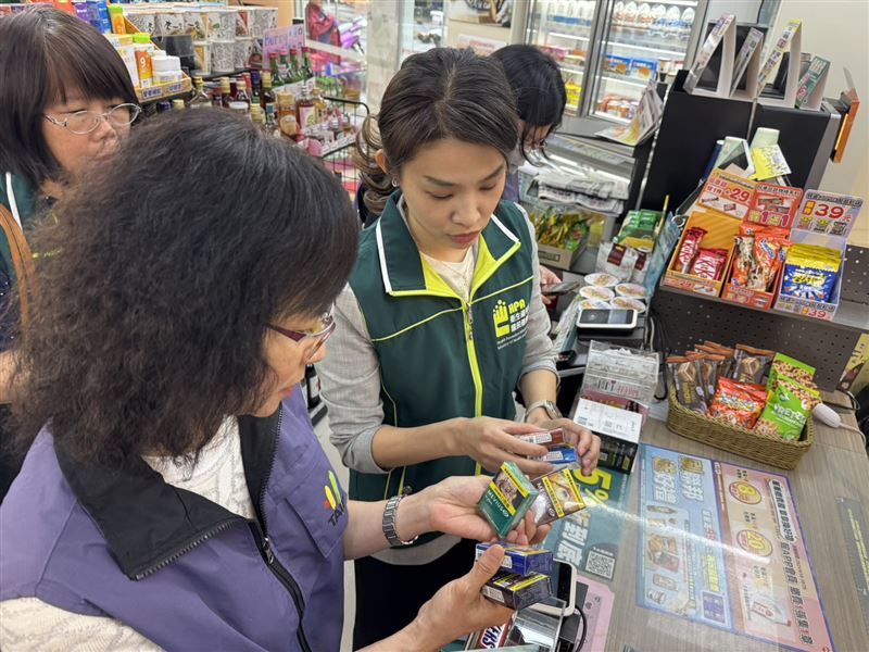 國健署長沈靜芬(右)今日二度偕同北市衛生局李碧慧副局長(左)突擊通路現場稽查。(圖/北市衛生局提供)